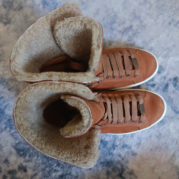 UGG Tan Ankle Boots with Cream Lining - Picture 6 of 10